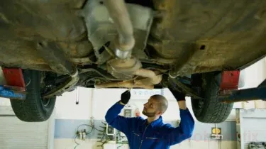 Car Jerks When Accelerating – Causes, Diagnosis & Fixes