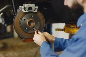 Car Makes Grinding Noise When Braking – Causes, Diagnosis & Fixes