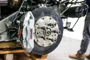 Car Makes Grinding Noise When Braking – Causes, Diagnosis & Fixes