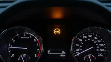 Beginner’s Guide to the ABS Warning Light: What It Means, Safe Driving Tips, and Simple Checks You Can Do